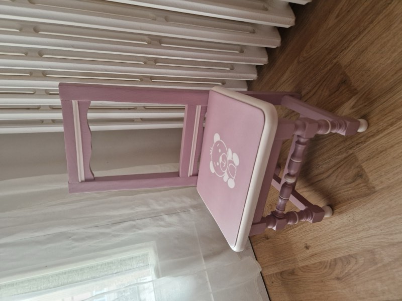 Petite chaise d'enfant en bois peinte en rose