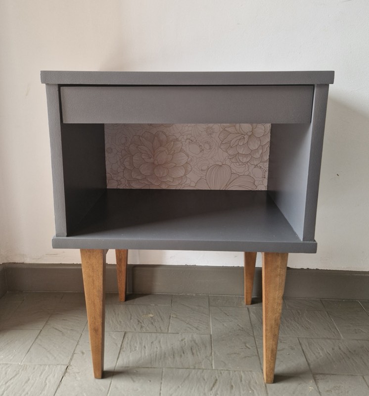 Table de chevet vintage grise avec fond papier peint floral et pieds compas