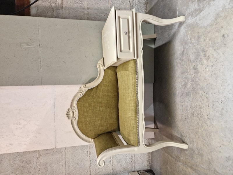Banquette téléphone crème retapissée en lin vert olive