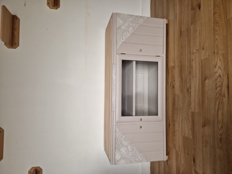 Meuble TV art déco repeint en rose poudré, sculptures d'origine conservées