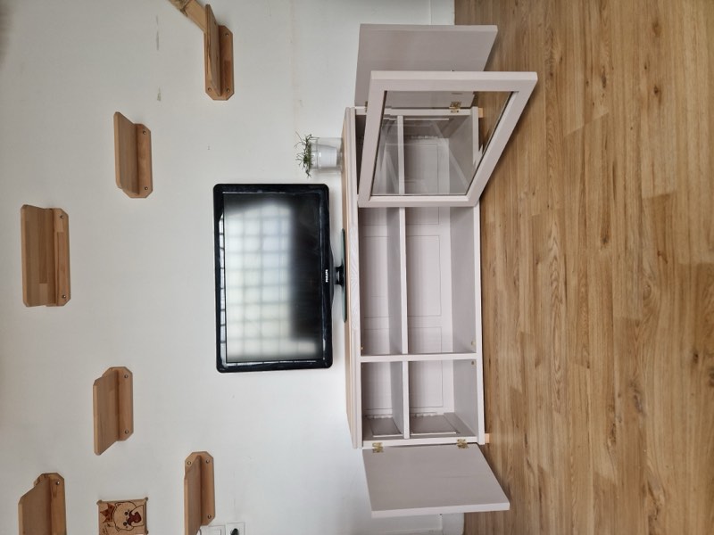 Intérieur du meuble TV relooké, étagères repeintes
