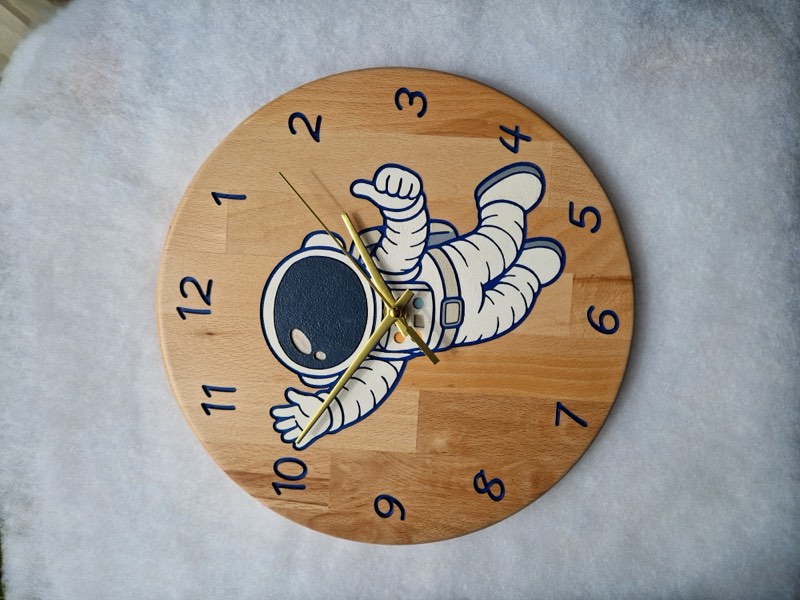 Pendule en bois peinte à la main, astronaute