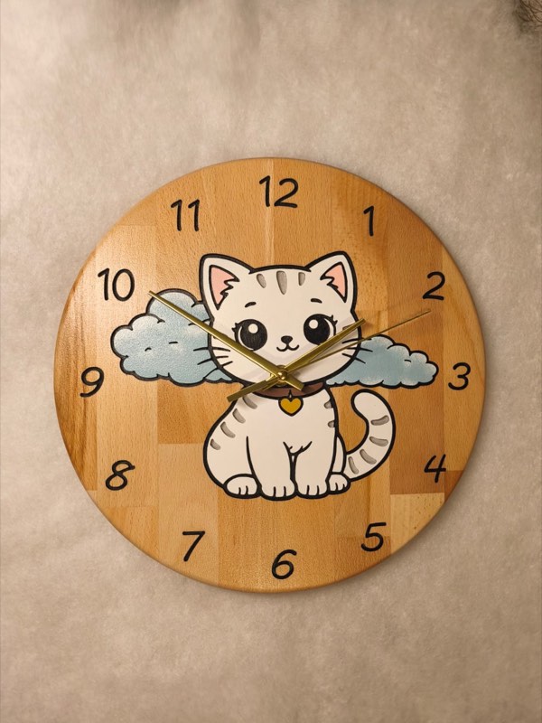 Pendule en hêtre peinte à la main, chat blanc sur un nuage