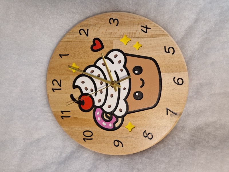 Pendule en bois peinte à la main, cupcake