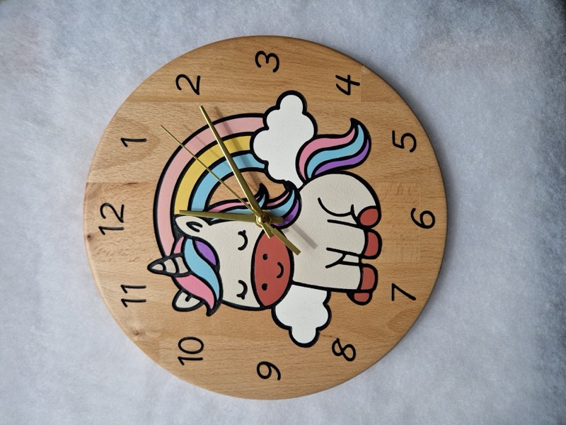 Pendule en bois peinte à la main, licorne