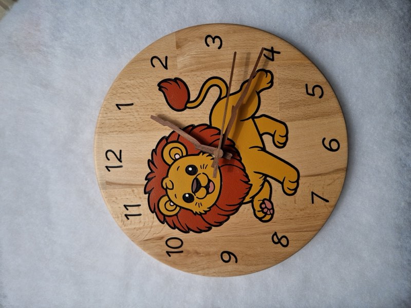 Pendule en bois peinte à la main, lion
